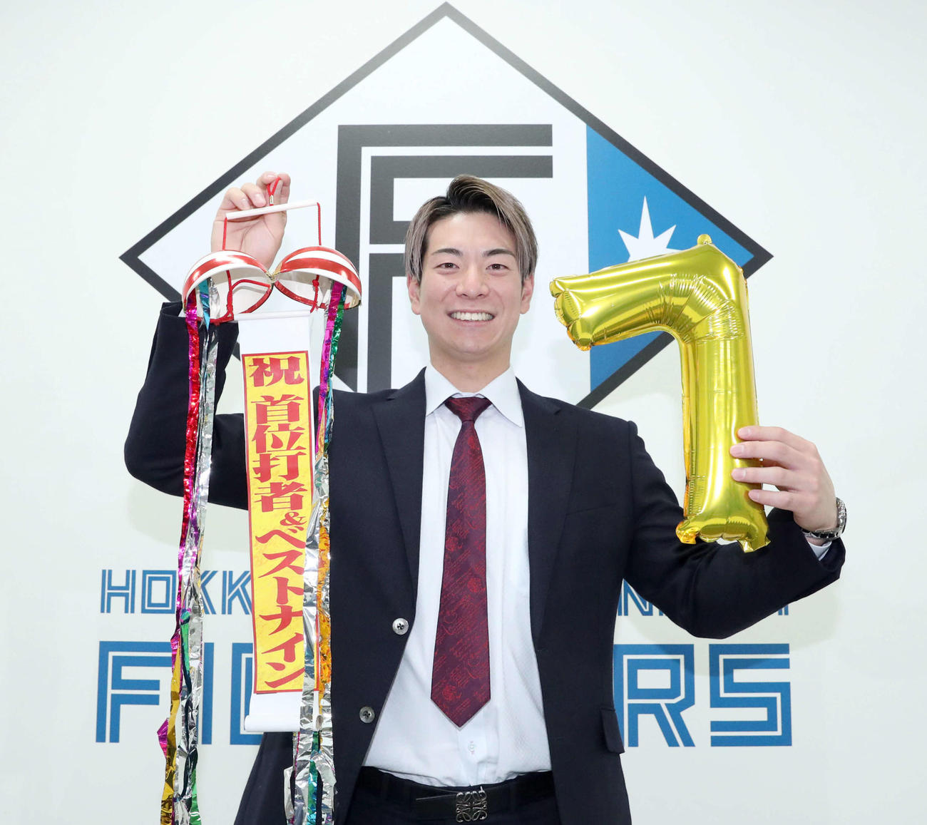 契約更改を終え、新背番号「7」とともに記念撮影をする日本ハム松本剛（撮影・佐藤翔太）