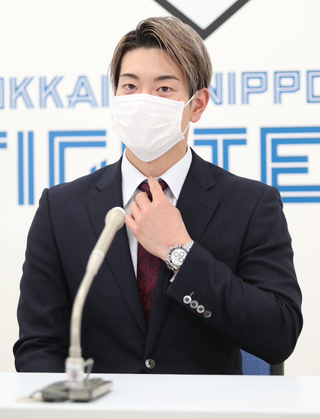 契約更改を終え、会見に臨む日本ハム松本剛（撮影・佐藤翔太）