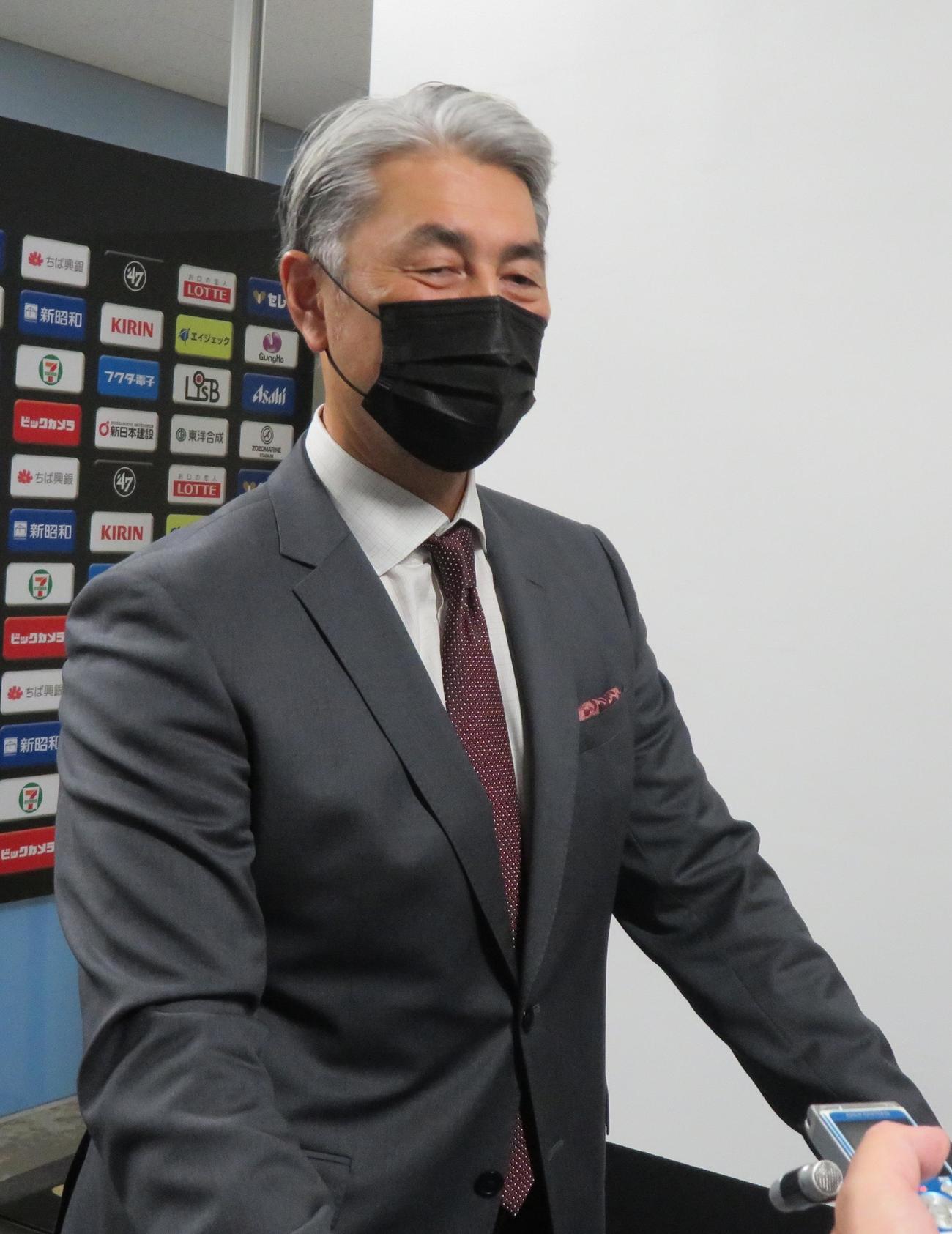 ZOZOマリンで囲み取材に応じたロッテ吉井監督