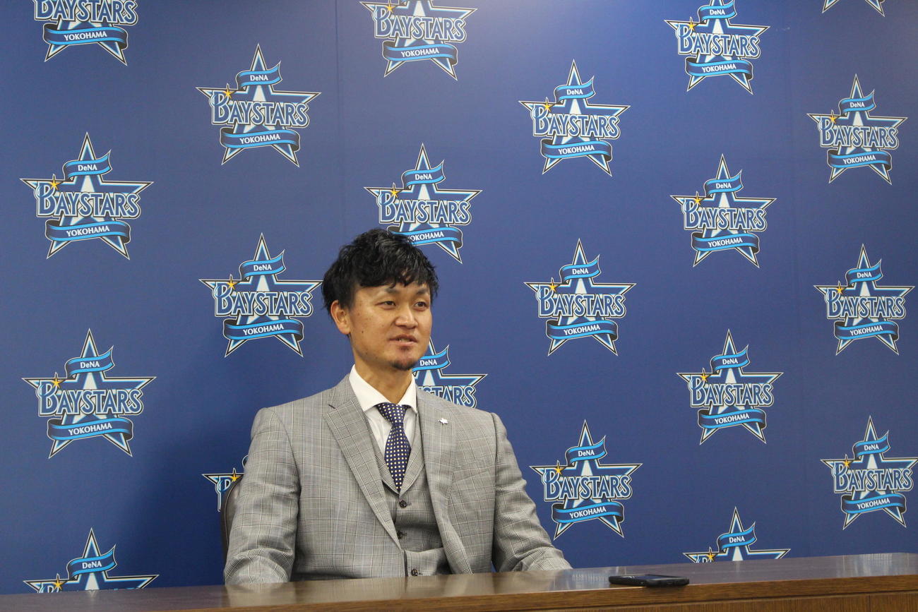 契約更改交渉を終え、会見に臨むDeNA大和（撮影・久保賢吾）