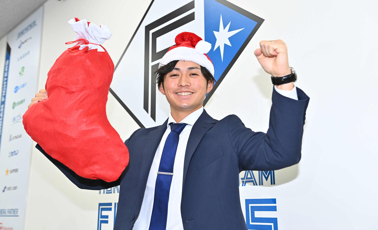 年俸倍増でサインし、ガッツポーズする日本ハム上川畑（代表撮影）