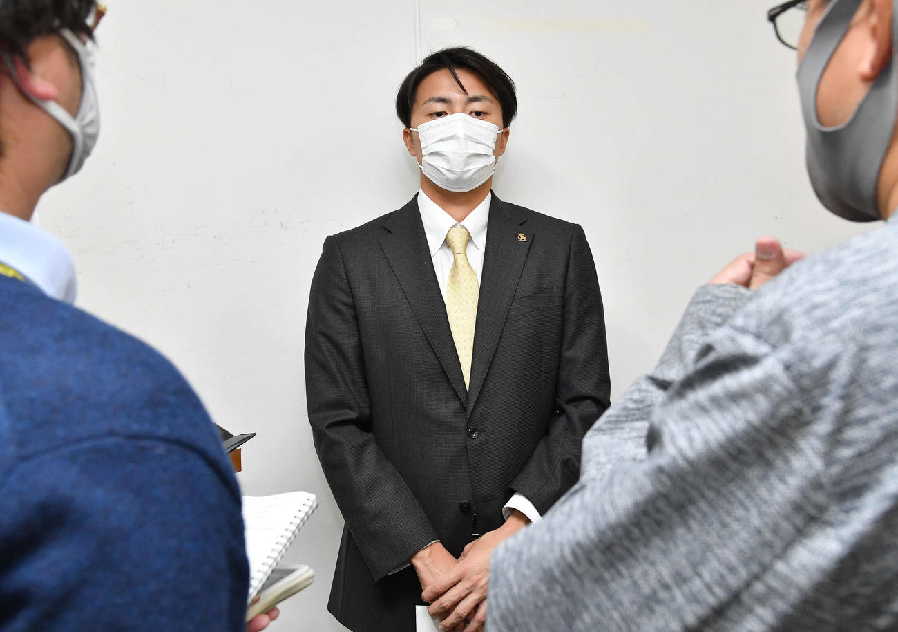 契約更改後の会見を終え、厳しい表情で囲み取材を受ける田中正（撮影・岩下翔太）