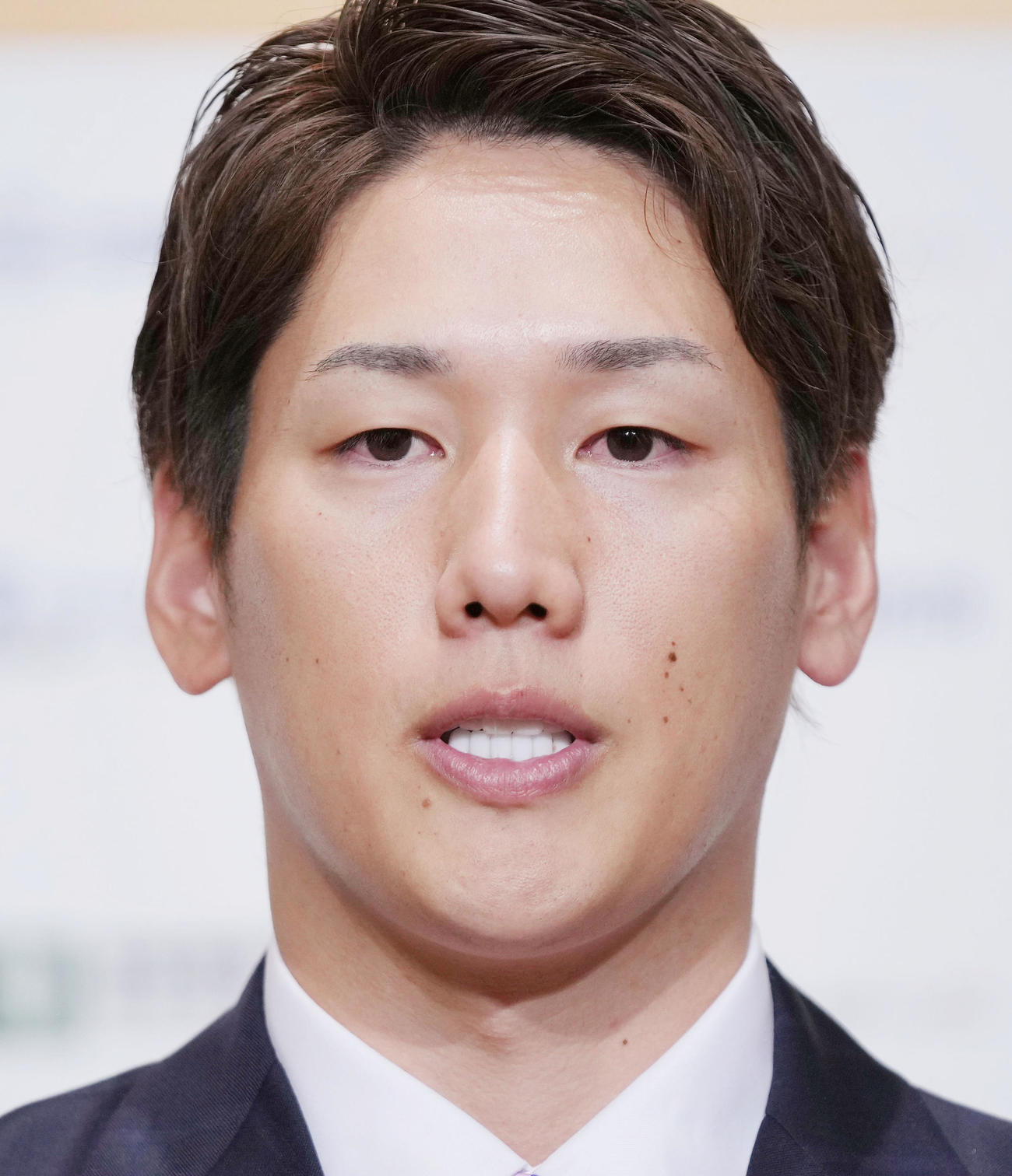 ゴールデンスピリット賞の受賞式後、報道陣の質問に答えるオリックス吉田正（撮影・狩俣裕三）