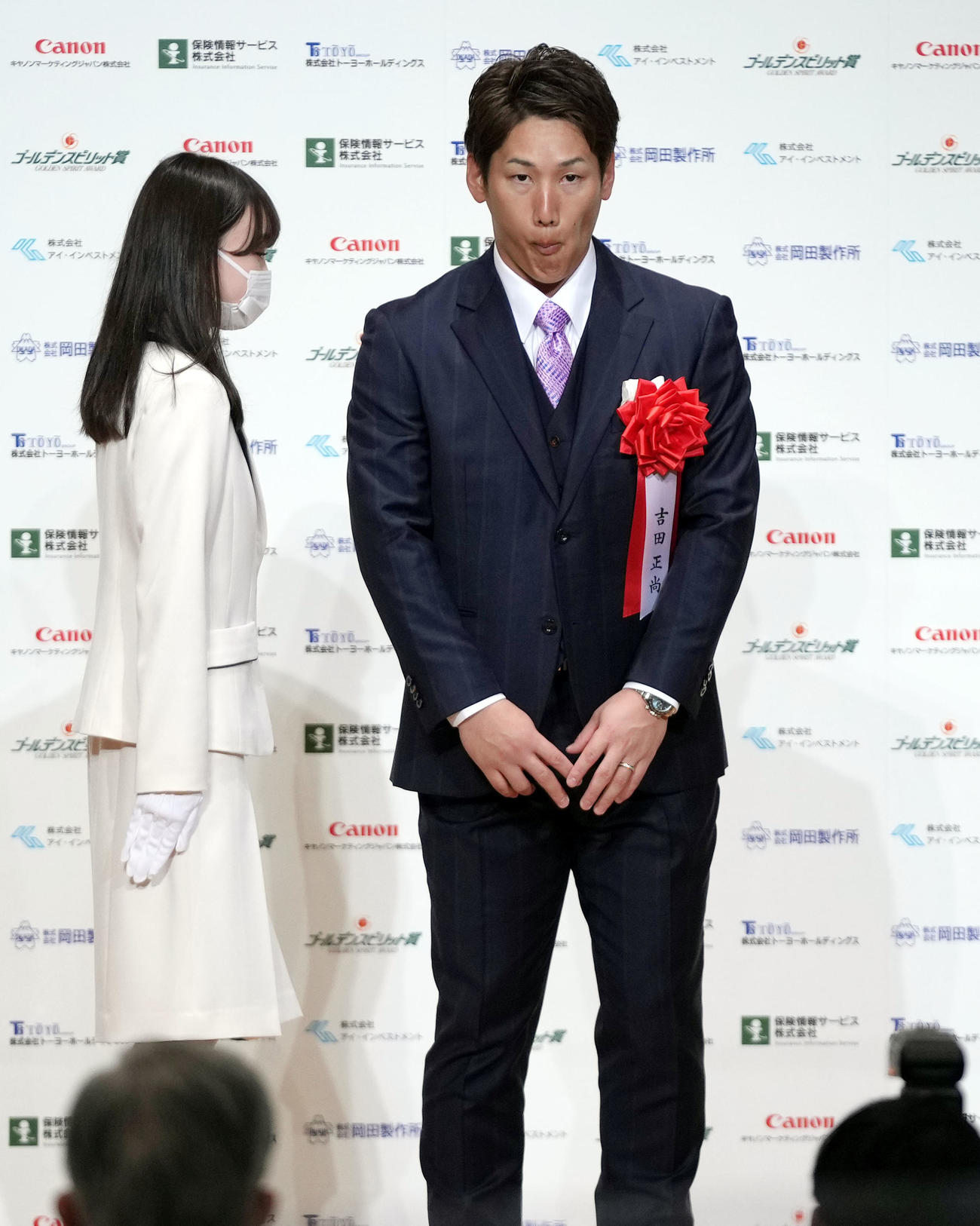 ゴールデンスピリット賞を受賞し、表彰式で顔を引き締めるオリックス吉田正（撮影・狩俣裕三）
