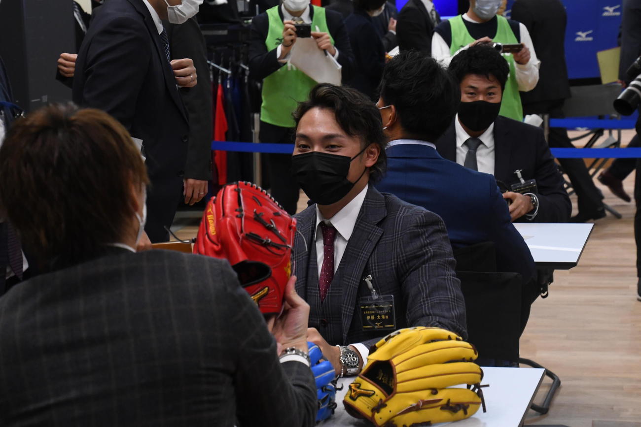 日本ハム伊藤大は宮西（手前）とグラブについて話す（撮影・中野椋）