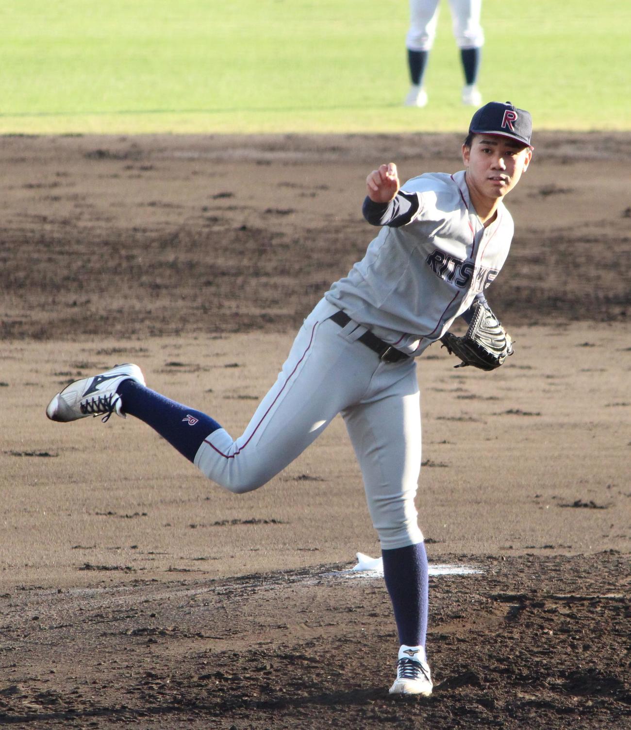 大学日本代表候補の強化合宿で行われた紅白戦で力投する立命館大・谷脇（撮影・保坂恭子）
