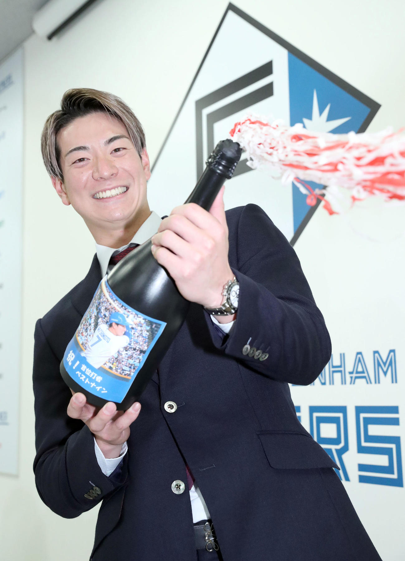 契約更改を終え、年俸アップにシャンパンファイト風のポーズを決める日本ハム松本剛（撮影・佐藤翔太）