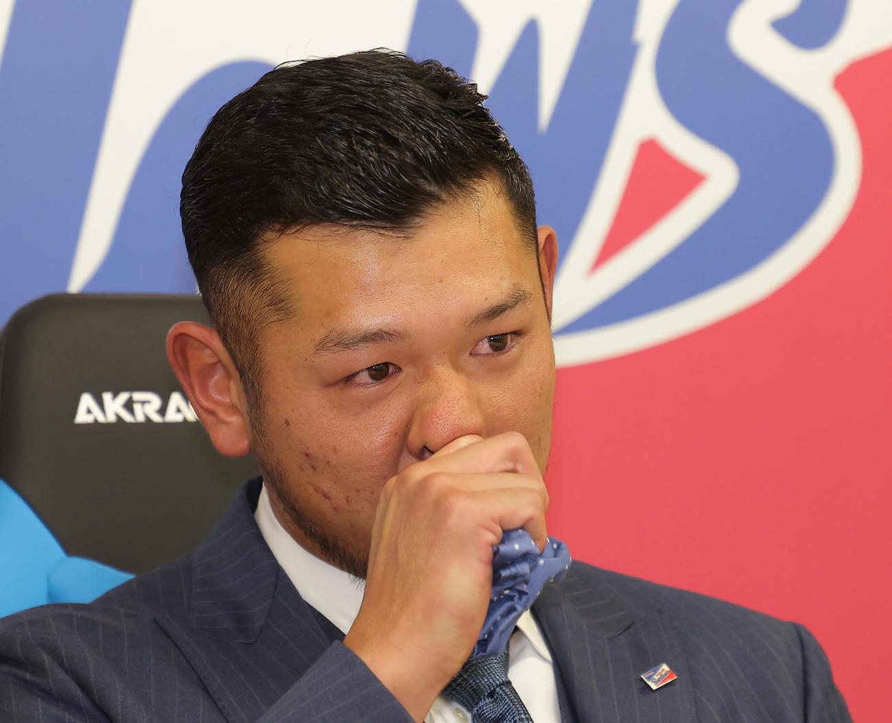契約を更改した西田明央は記者の質問に答える（代表撮影）
