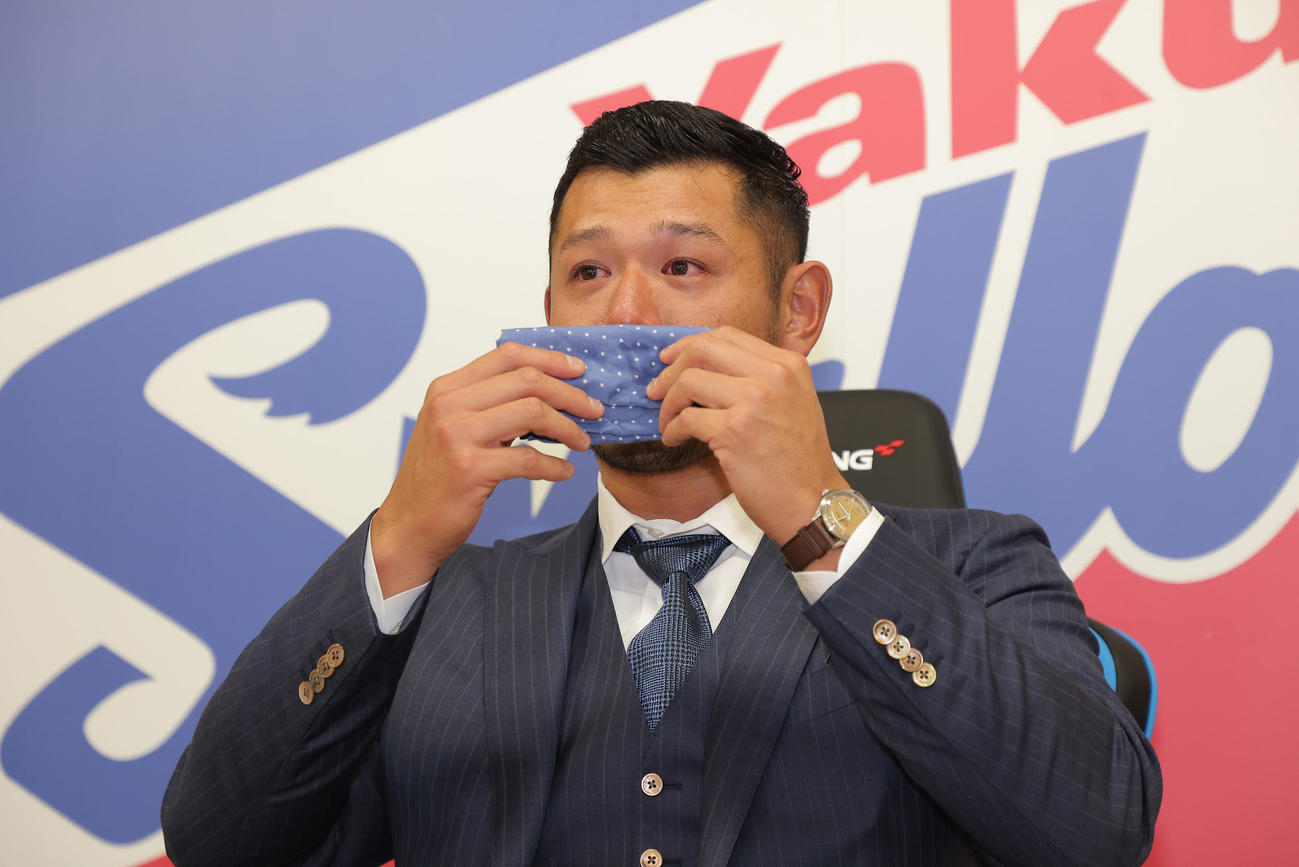契約を更改した西田明央は記者の質問に答える（代表撮影）
