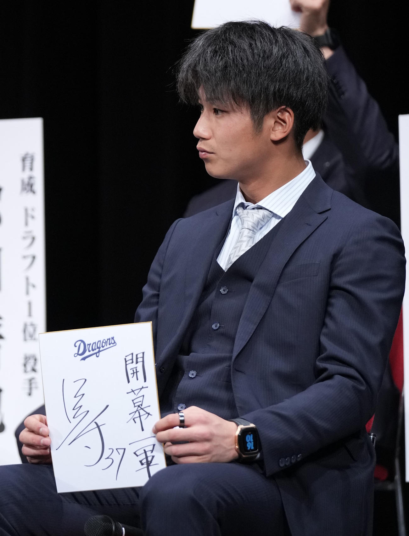 中日新入団選手歓迎会　ファンの前で目標を記した色紙を手にする浜撮影・森本幸一）