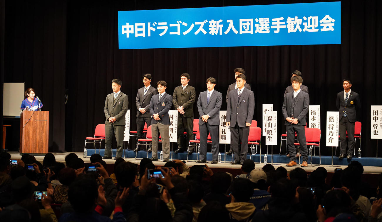 ファンの前に姿を見せる仲地（前列・中央）ら中日の新入団選手（撮影・森本幸一）