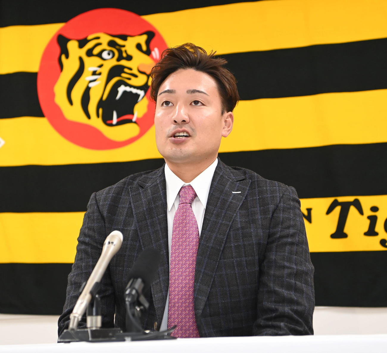 契約更改を終え、会見する阪神秋山（代表撮影）