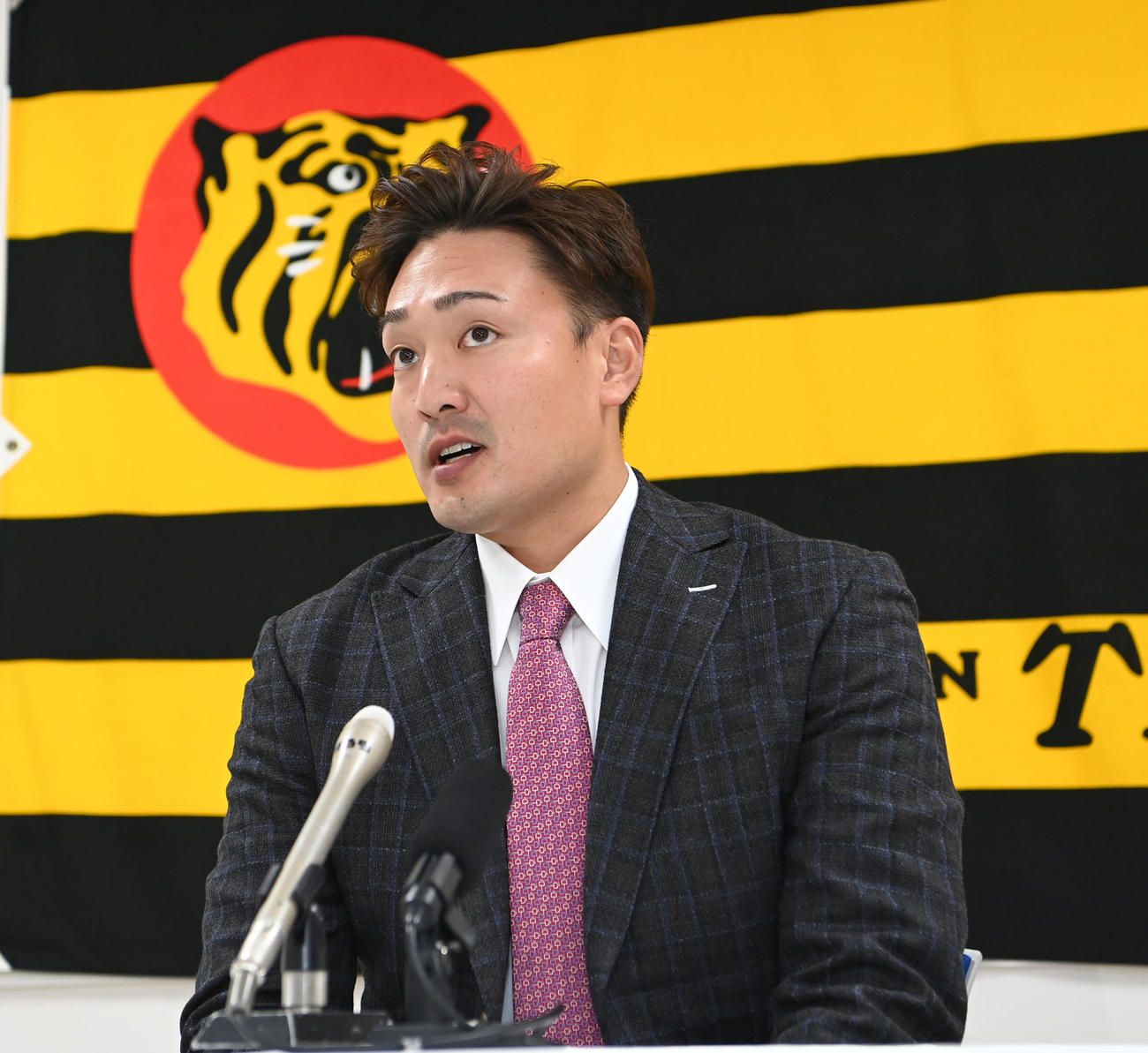契約更改を終え、会見する阪神秋山（代表撮影）