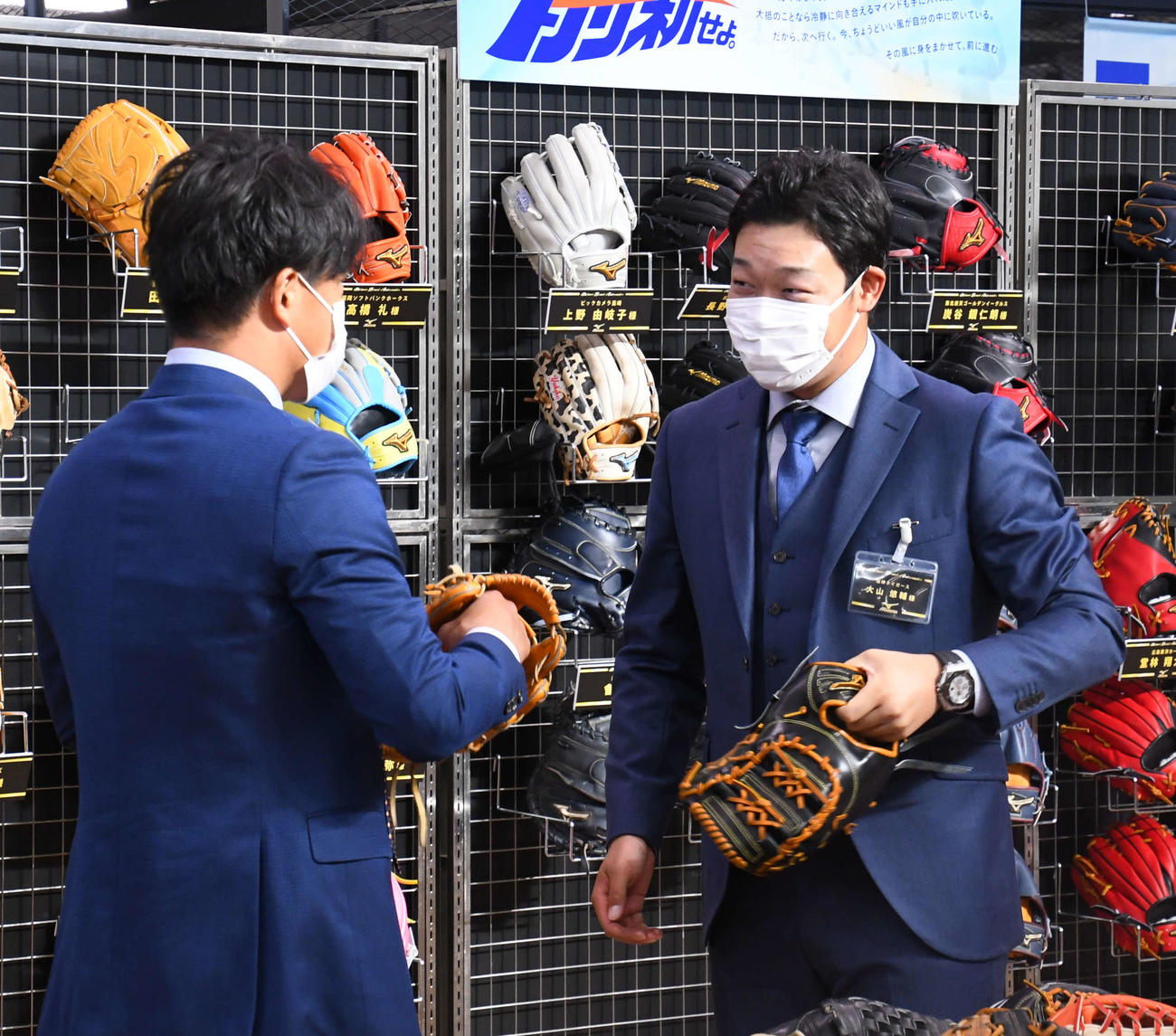 ミズノブランドアンバサダーミーティングに参加した阪神大山（右）は中日柳と話し込む（撮影・中野椋）
