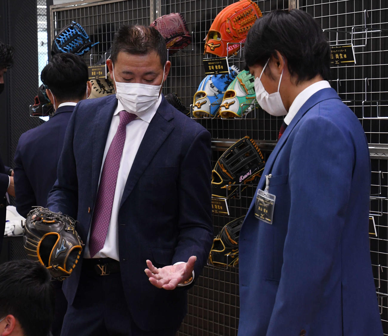 ミズノブランドアンバサダーミーティングに参加した阪神高山（右）は、元中日福留氏とグラブについて話す（撮影・中野椋）