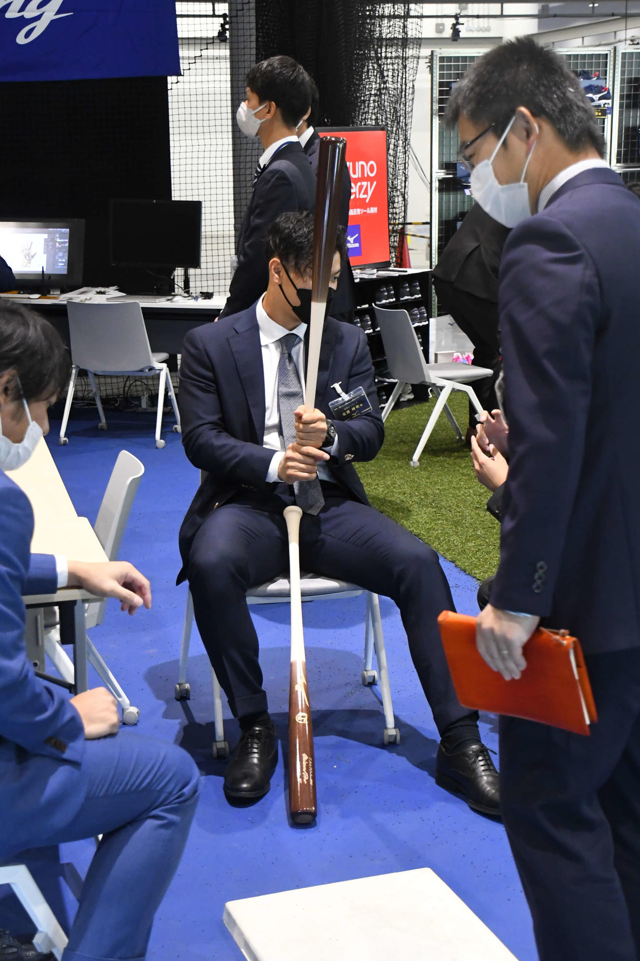 ミズノブランドアンバサダーミーティングに参加し、来季のバットについて、グリップの感触を確かめる阪神佐藤輝（撮影・中野椋）