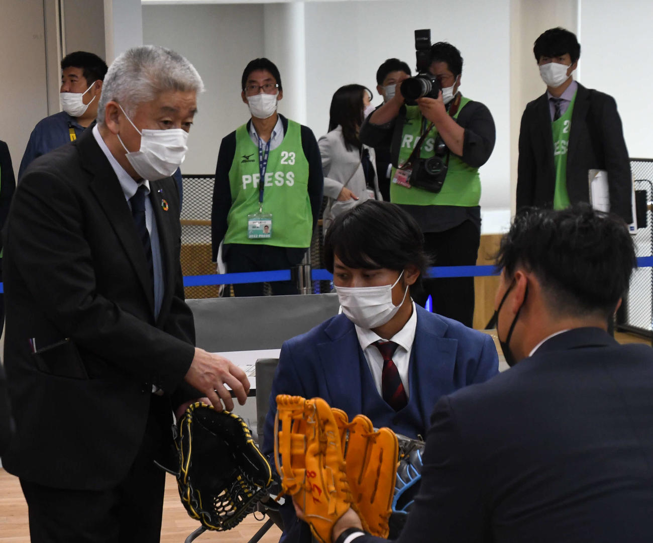 ミズノブランドアンバサダーミーティングに参加し、グラブ職人の岸本氏（左）と話す阪神佐藤輝、中央は高山（撮影・中野椋）