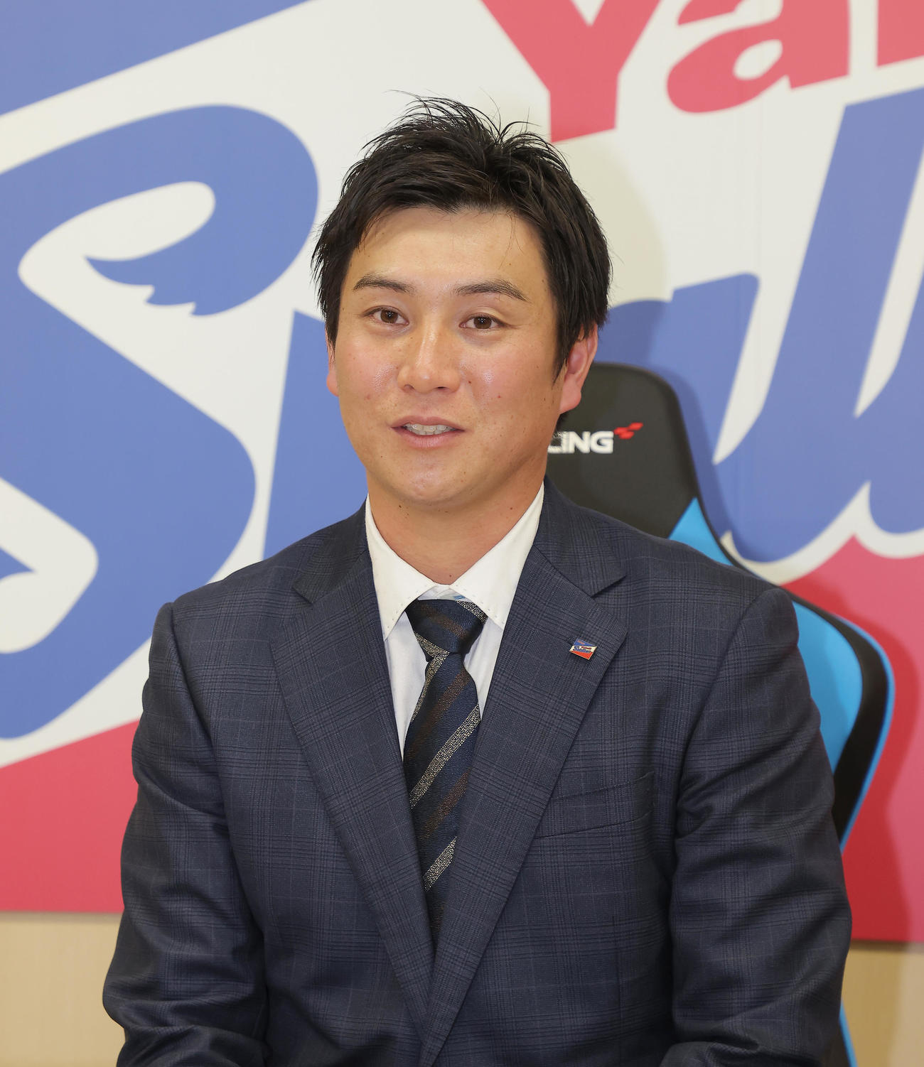 契約を更改した川端慎吾は記者の質問に答える（代表撮影）