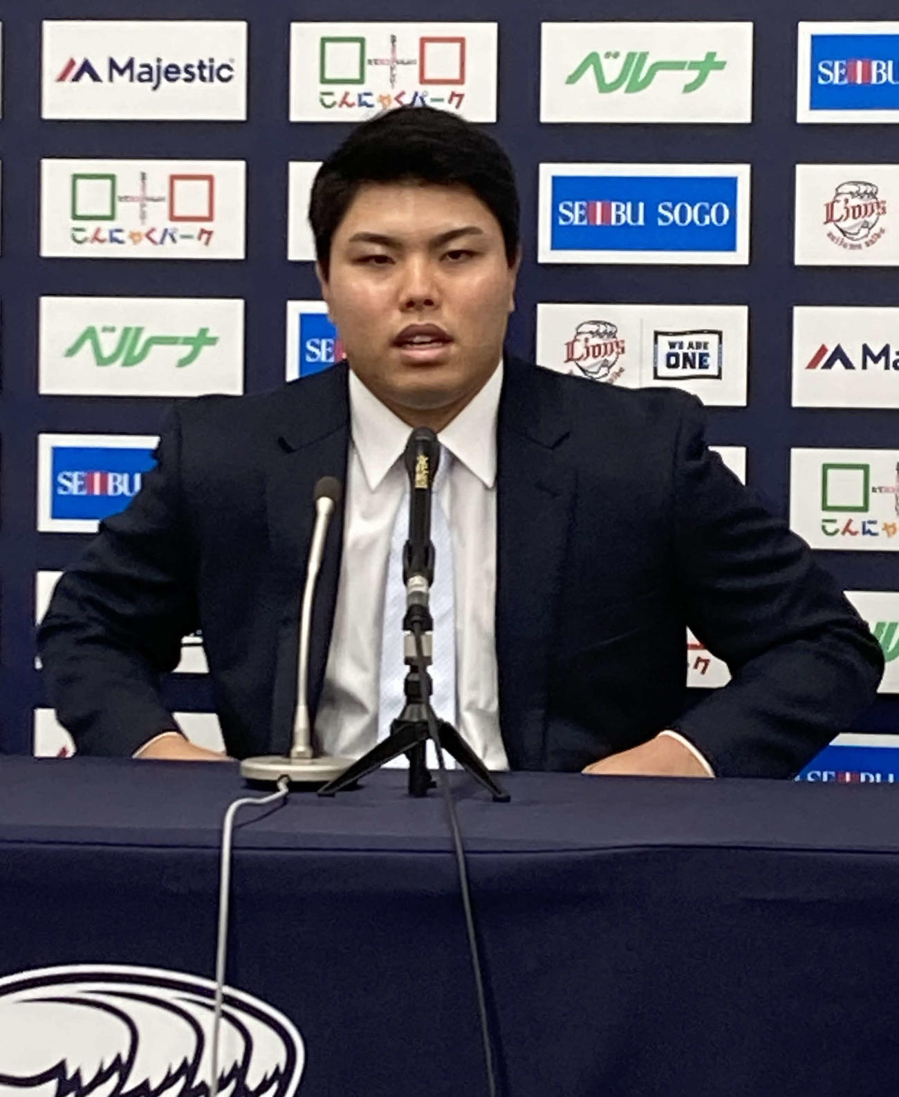 契約更改交渉で保留後、会見に臨む西武平良