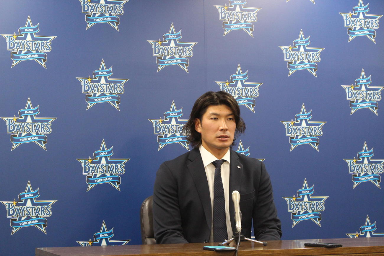 契約更改交渉を終え、会見に臨むDeNA大田（撮影・久保賢吾）