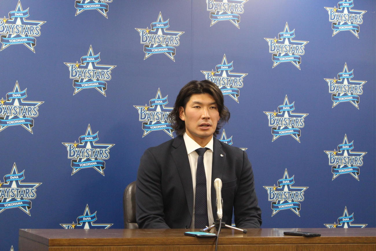 契約更改交渉を終え、会見に臨むDeNA大田（撮影・久保賢吾）