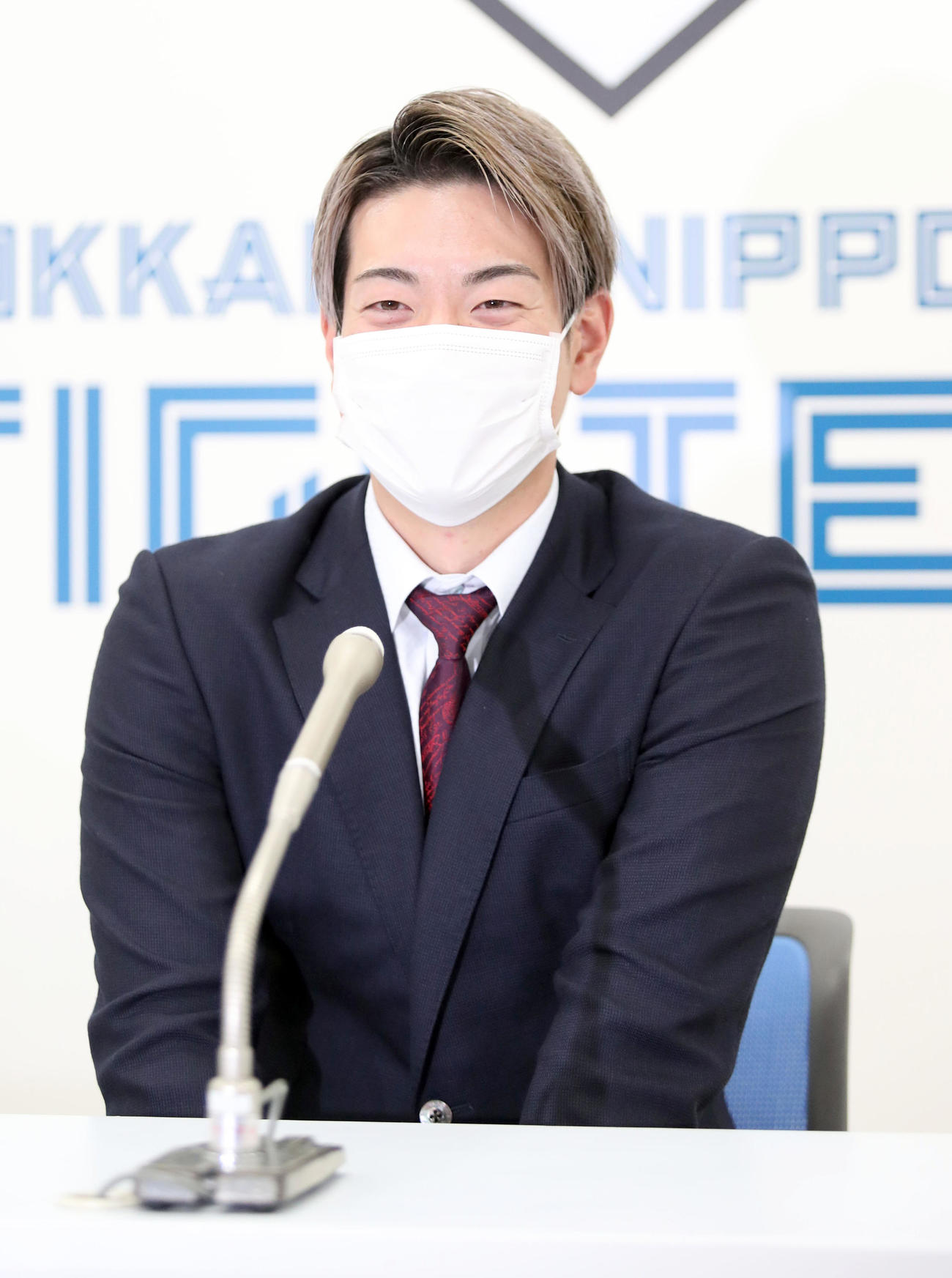契約更改を終え、会見に臨む日本ハム松本剛（撮影・佐藤翔太）