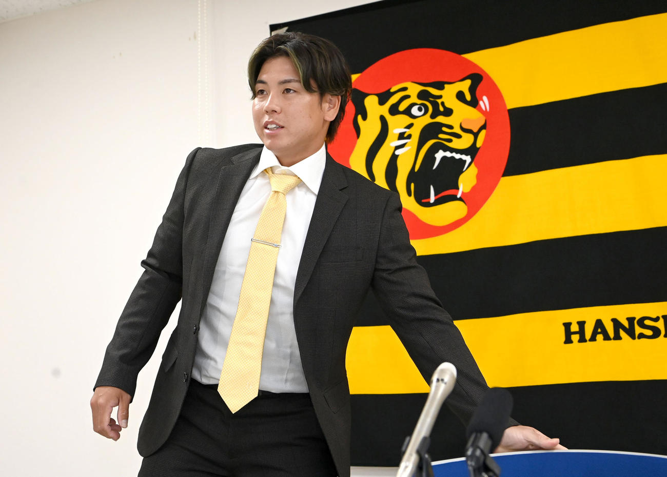 会見を終え、席を立つ阪神梅野（代表撮影）
