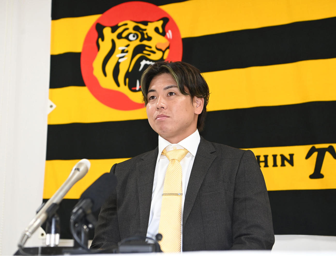 契約更改を終え、会見する阪神梅野（代表撮影）
