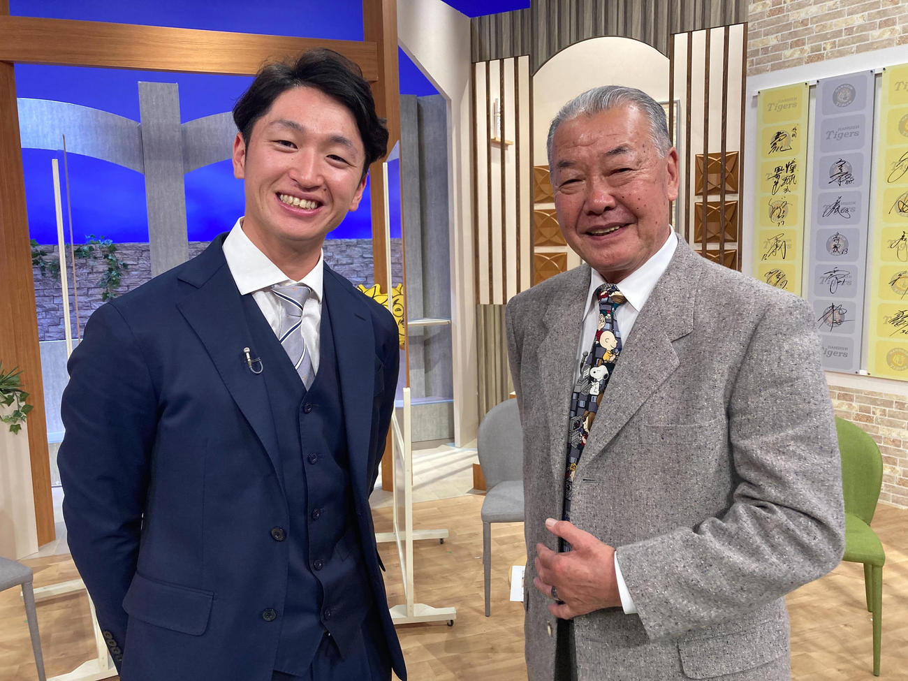 サンテレビ「熱血！タイガース党」に出演した阪神近本。右は福本豊氏（球団提供）