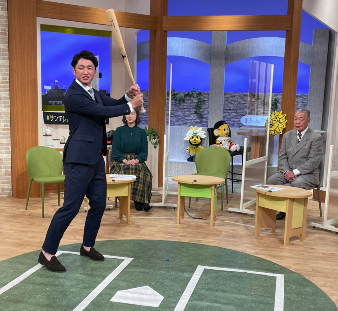 サンテレビ「熱血！タイガース党」に出演した阪神近本。右は福本豊氏（球団提供）