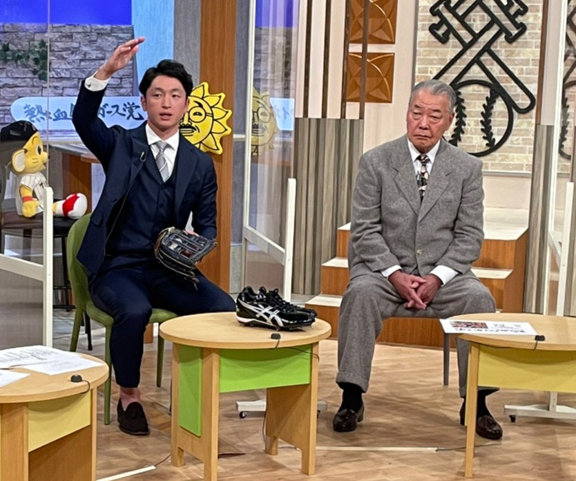 サンテレビ「熱血！タイガース党」に出演した阪神近本。右は福本豊氏（球団提供）