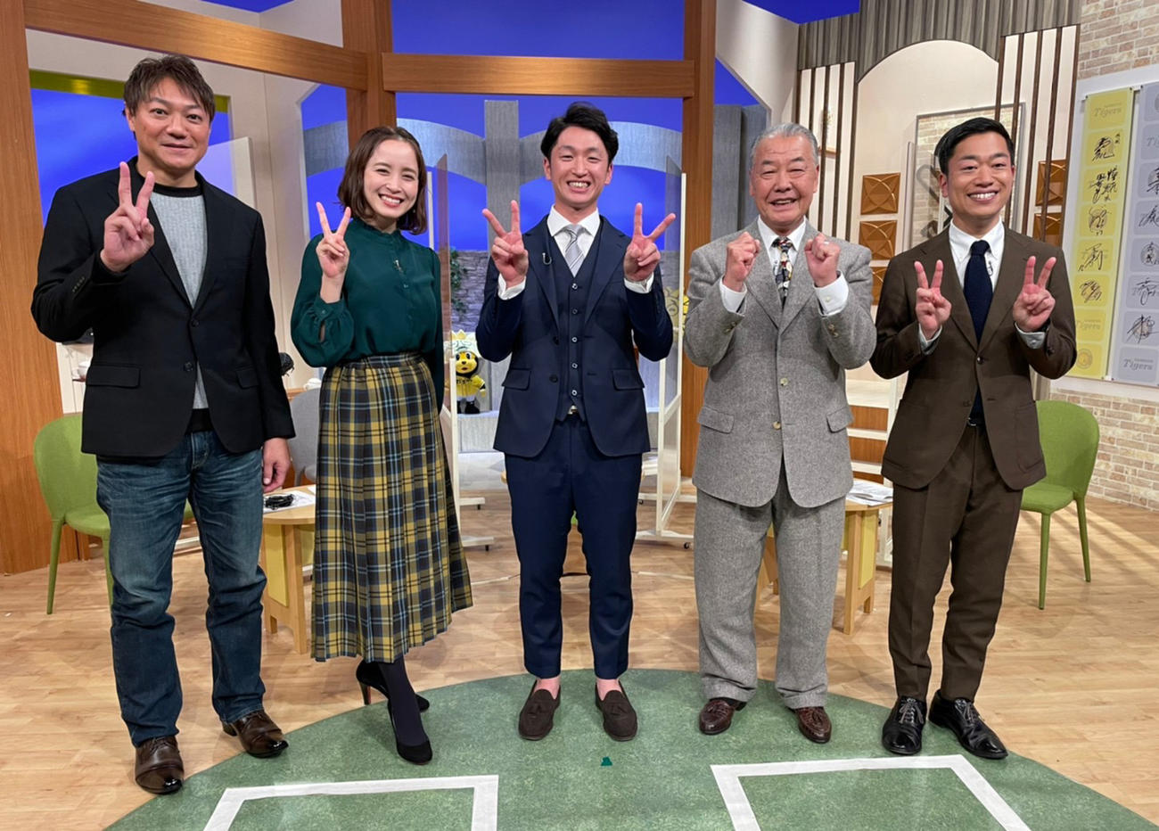 サンテレビ「熱血！タイガース党」に出演した阪神近本。左から浜中治氏、武田訓佳秘書、ひとりおいて福本豊氏、橋本航介アナ（球団提供）