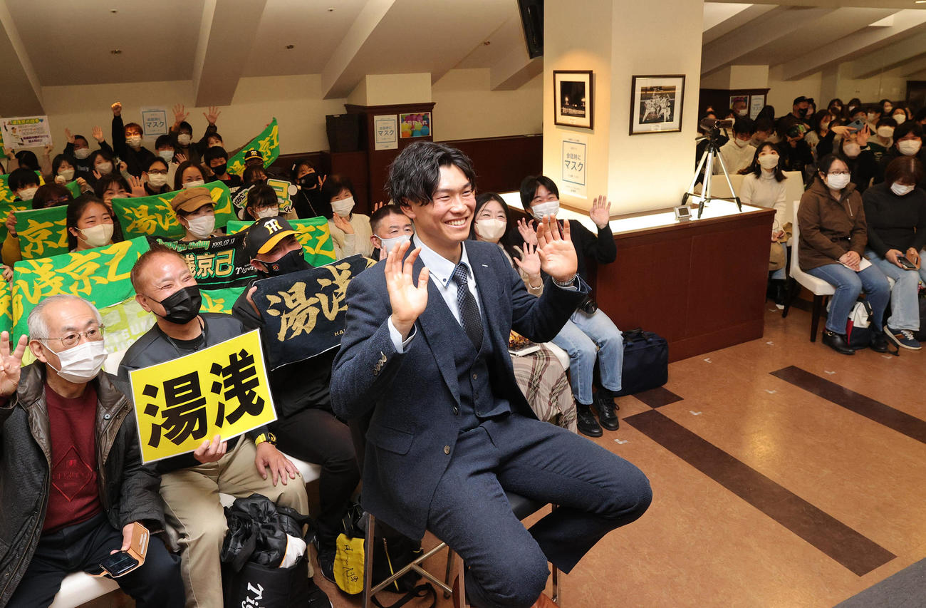 甲子園歴史館のトークショーを行った阪神の湯浅（手前）は参加者と記念撮影する（撮影・上山淳一）