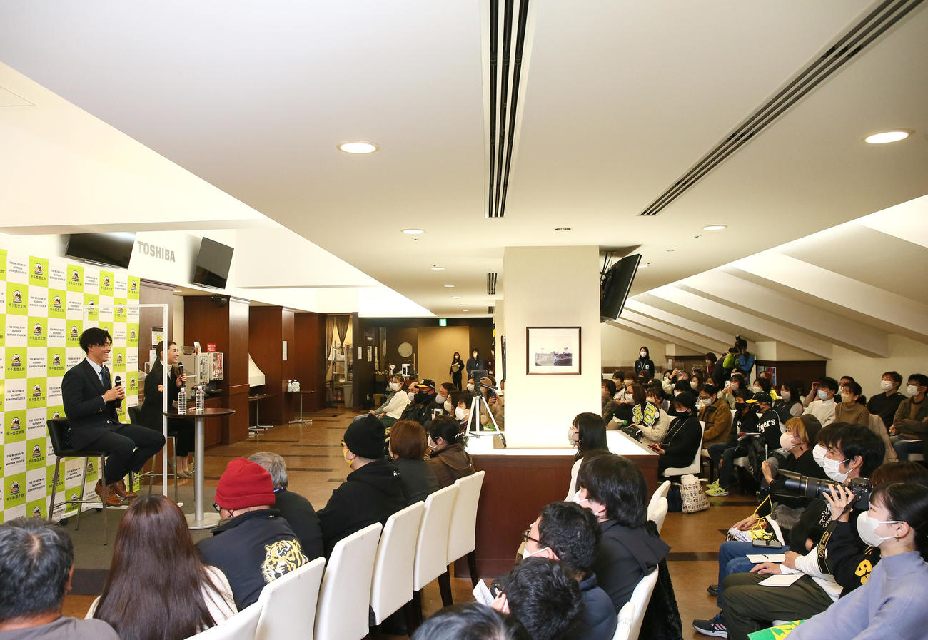 甲子園歴史館のトークショーに参加する阪神湯浅（撮影・上山淳一）