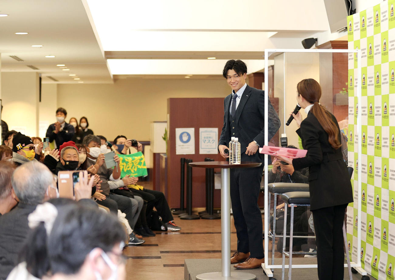 甲子園歴史館のトークショーに参加する阪神湯浅（撮影・上山淳一）