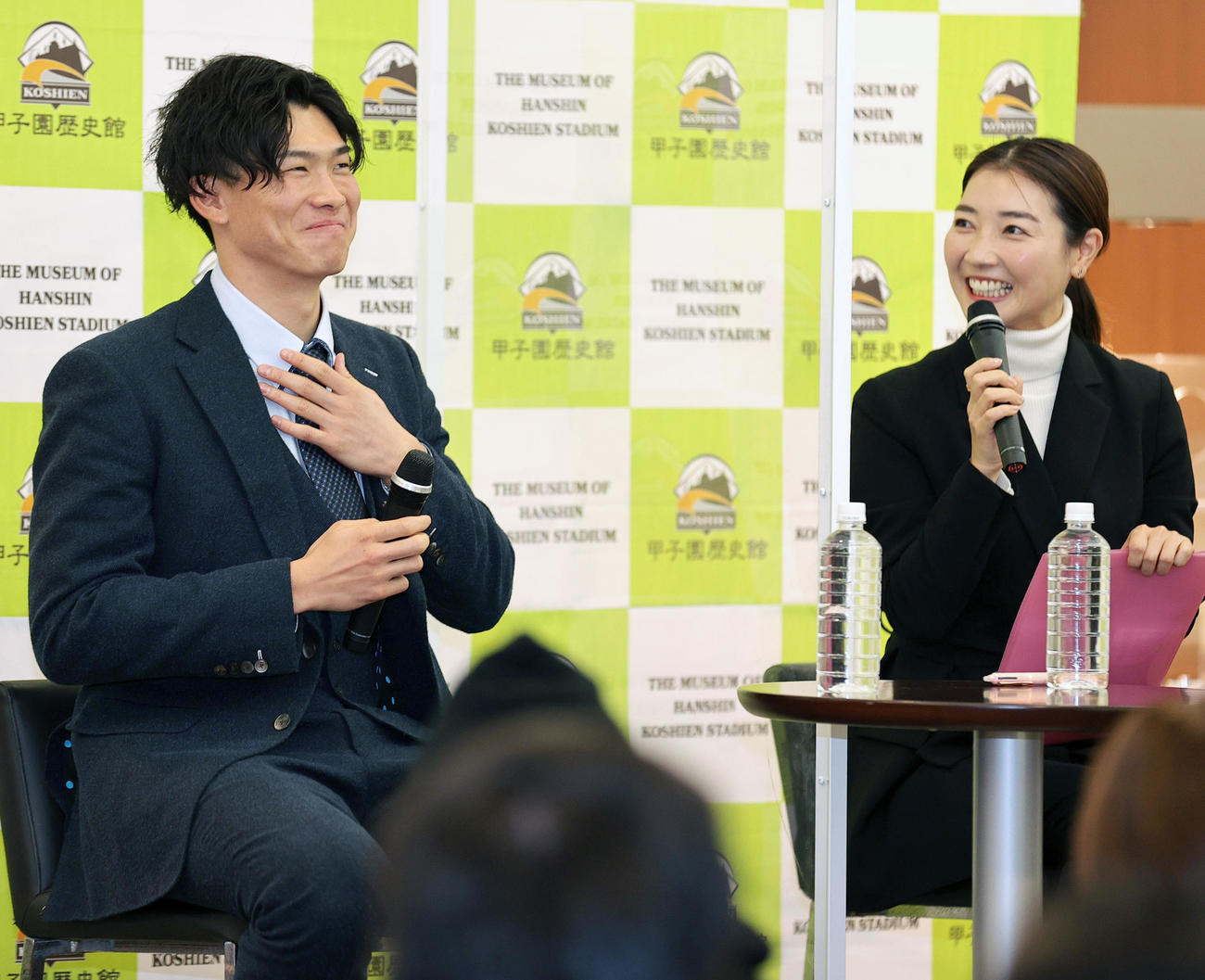 甲子園歴史館のトークショーで笑顔を見せる阪神湯浅。右はフリーアナウンサーの市川氏（撮影・上山淳一）