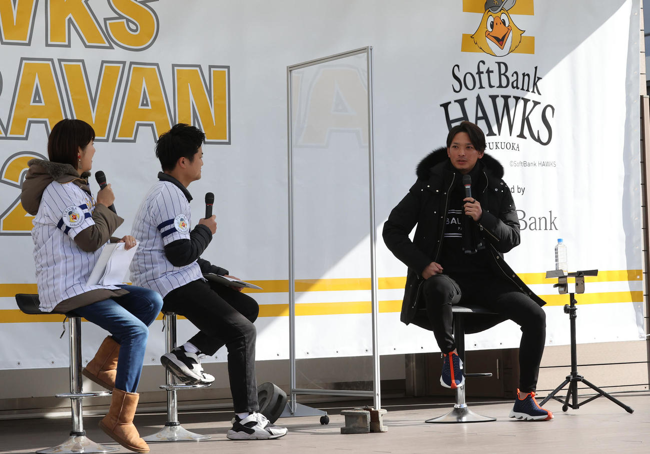 トークショーでとっておきの話を披露して会場のファンを楽しませた東浜巨（撮影・梅根麻紀）