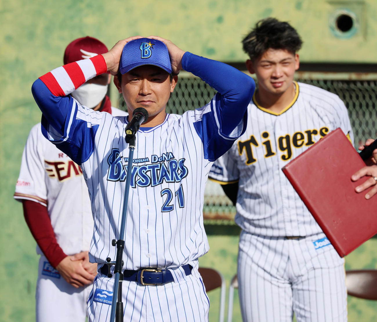 「キャッチボールクラシック2022」開会式であいさつする今永。右は阪神井上（撮影・加藤哉）