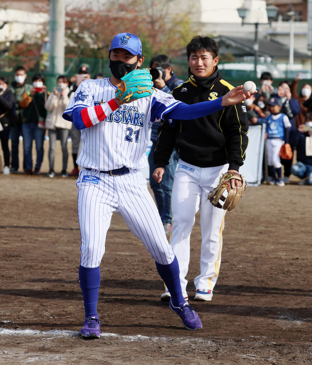 「キャッチボールクラシック2022」に参加し優勝チームと対抗でキャッチボールする今永（撮影・加藤哉）