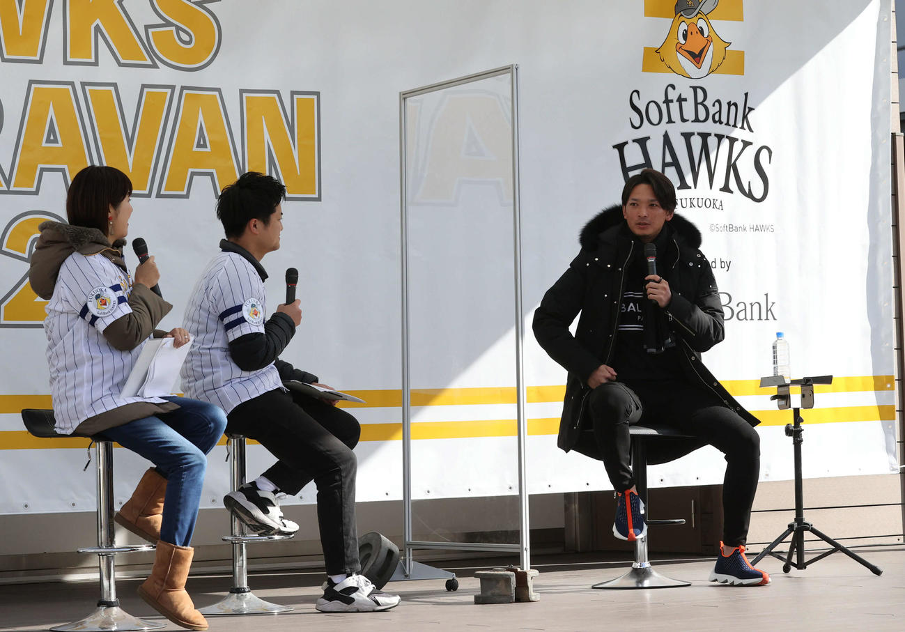 トークショーでとっておきの話を披露して会場のファンを楽しませた東浜巨（撮影・梅根麻紀）