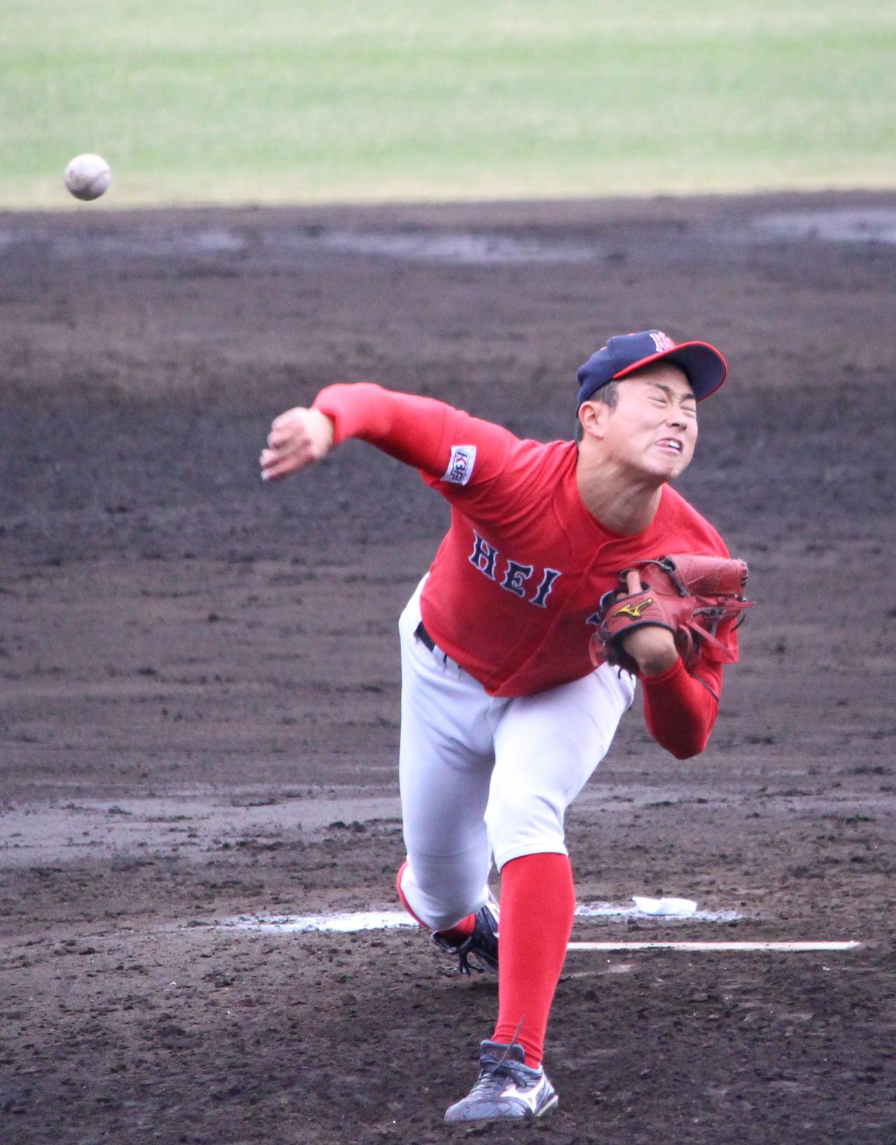 大学日本代表候補の紅白戦で力投する平成国際大・冨士（撮影・保坂恭子）