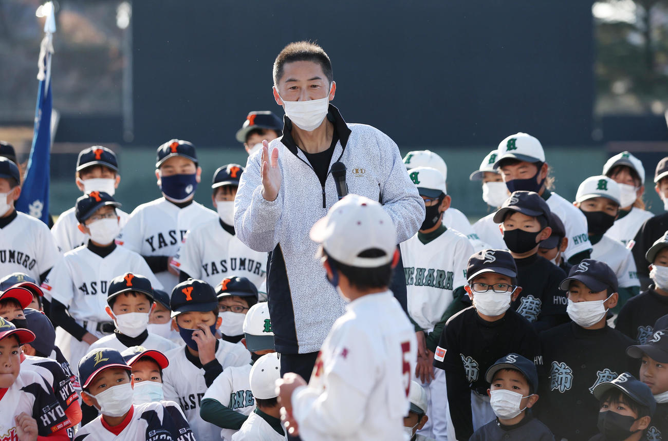 第8回JA兵庫西組合長杯・学童軟式野球大会の開会式で野球教室を行う本紙評論家の今岡氏（撮影・前田充）