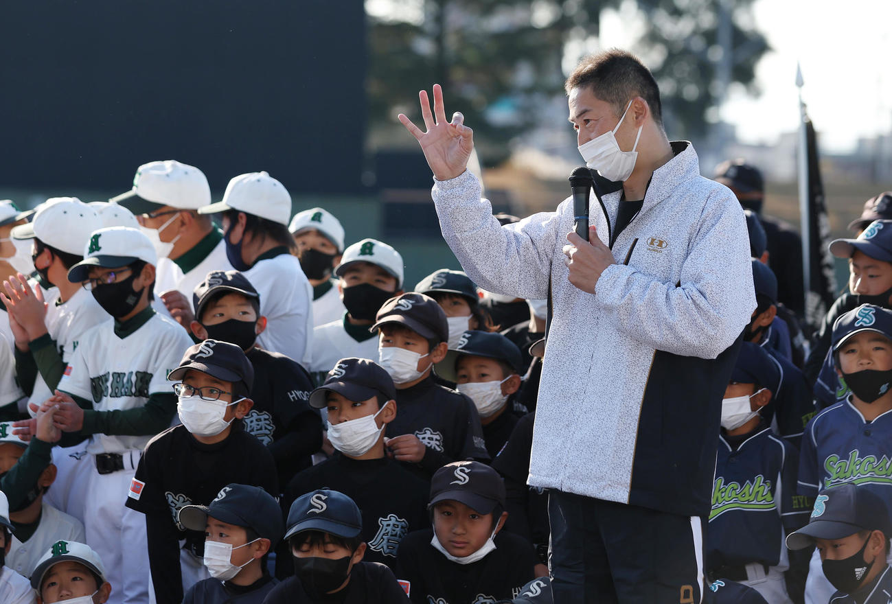 第8回JA兵庫西組合長杯・学童軟式野球大会の開会式で野球教室を行う本紙評論家の今岡氏（撮影・前田充）