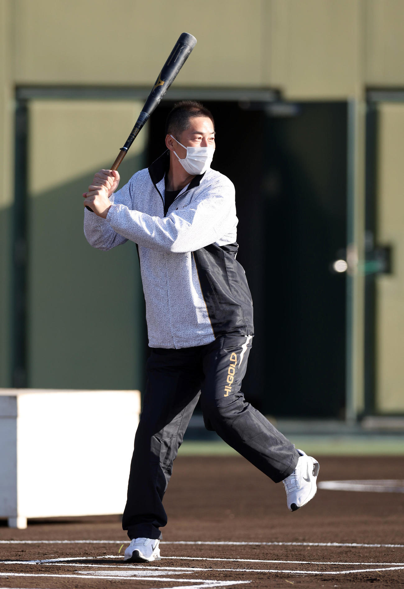 第8回JA兵庫西組合長杯・学童軟式野球大会の始球式で打席に立つ本紙評論家の今岡氏（撮影・前田充）