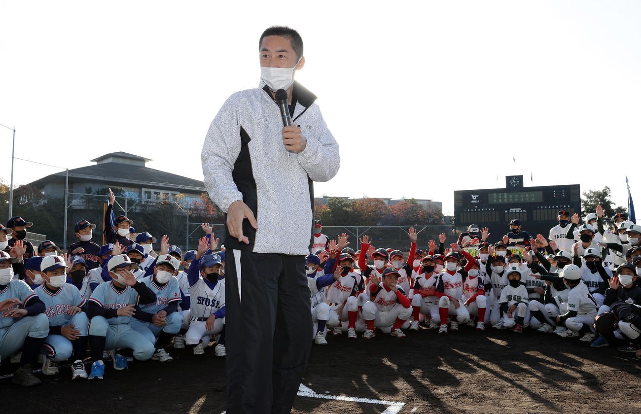 第8回JA兵庫西組合長杯・学童軟式野球大会の開会式で野球教室を行う本紙評論家の今岡氏（撮影・前田充）