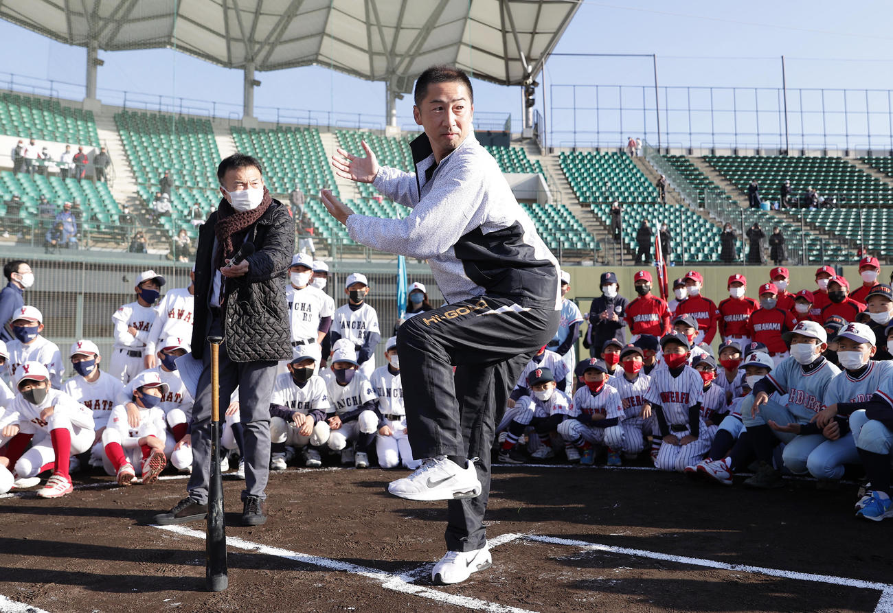 第8回JA兵庫西組合長杯・学童軟式野球大会の開会式で野球教室を行う本紙評論家の今岡氏。左は本紙寺尾編集委員（撮影・前田充）