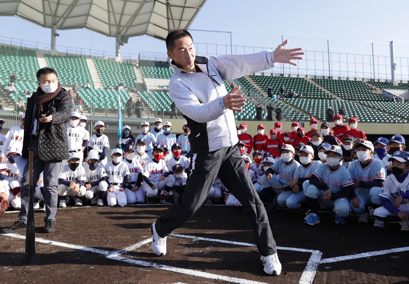 第8回JA兵庫西組合長杯・学童軟式野球大会の開会式で野球教室を行う本紙評論家の今岡氏。左は本紙寺尾編集委員（撮影・前田充）