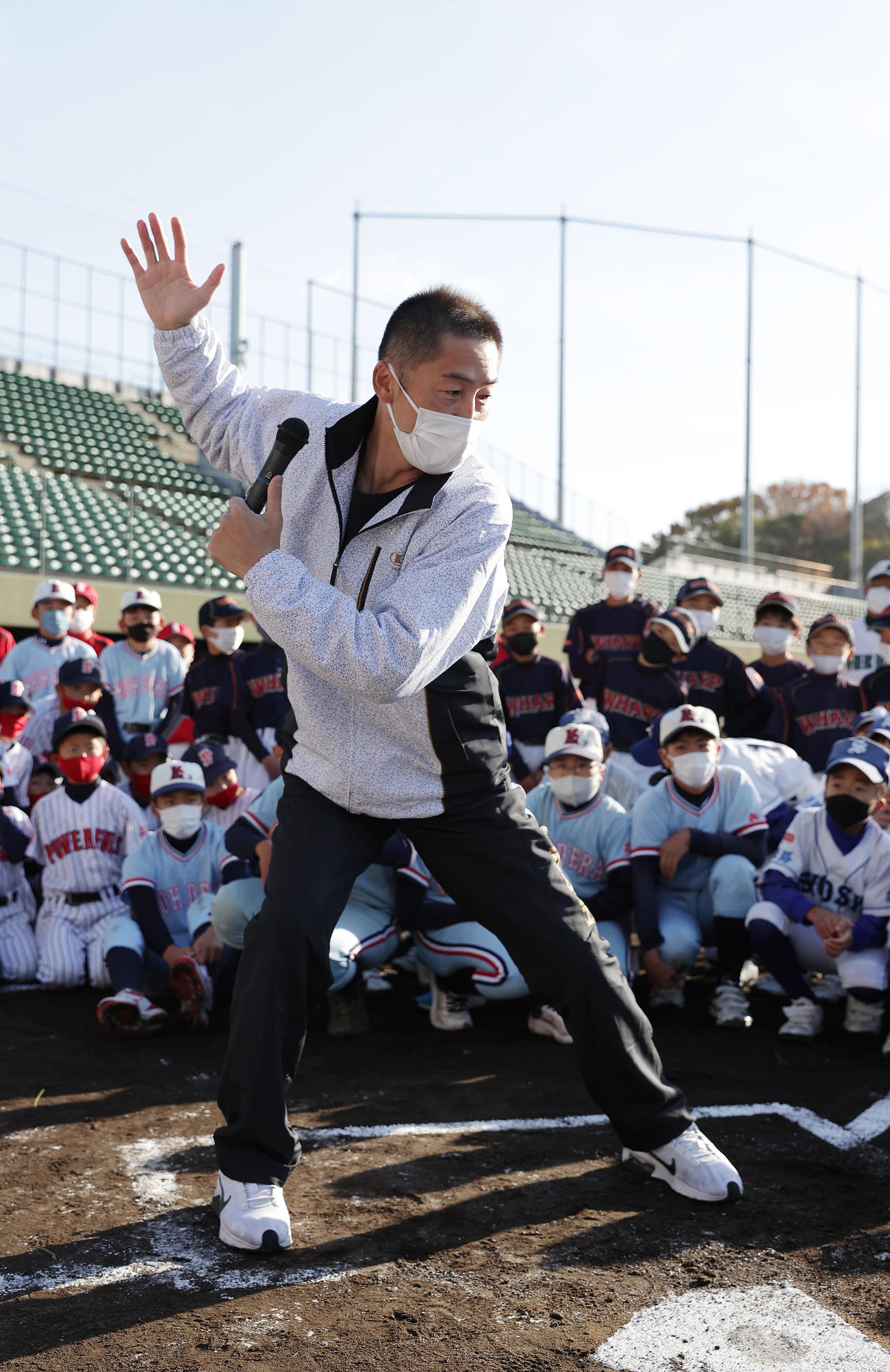 第8回JA兵庫西組合長杯・学童軟式野球大会の開会式で野球教室を行う本紙評論家の今岡氏（撮影・前田充）