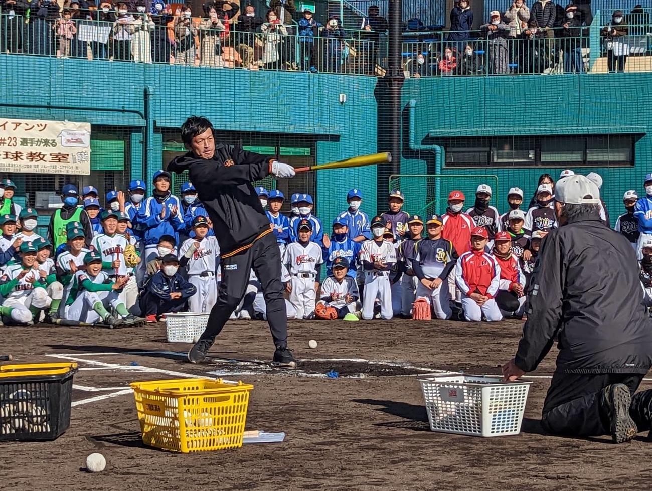 野球教室で柵越えを狙う巨人松田宣浩内野手（撮影・三須一紀）