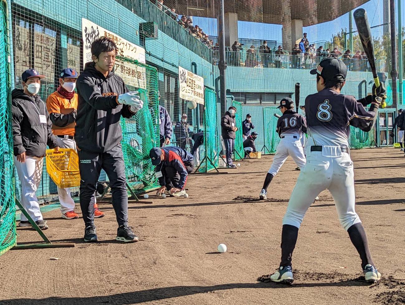 野球教室で少年にティー打撃を教える松田宣浩内野手（撮影・三須一紀）